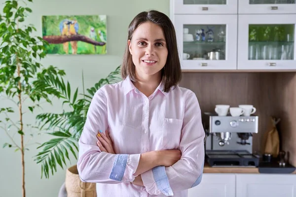 Portrait Young Attractive Woman Looking Camera Kitchen Beautiful Smiling Confident — Stock Photo, Image