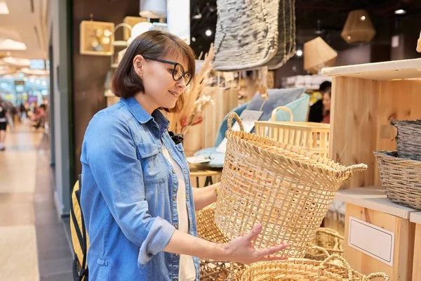 Mature Woman Shopper Choosing Interior Wicker Baskets Home Decor Store — Foto de Stock