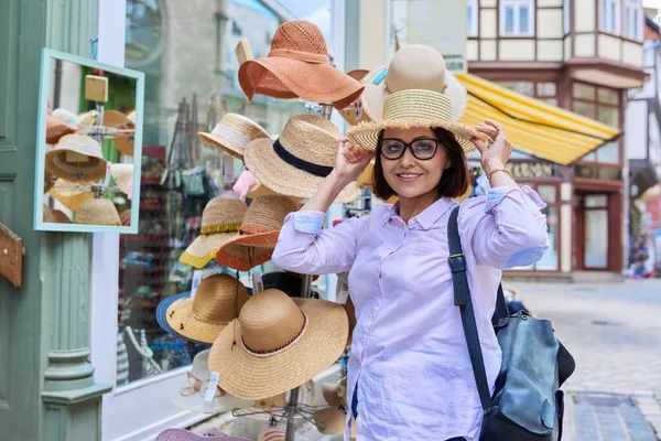 Woman Tourist Choosing Buy Straw Hat Store Fashion Style Summer — Foto de Stock