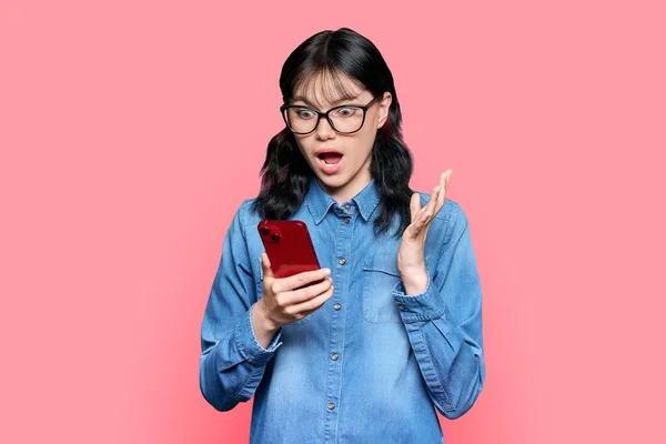 Surprised Teenage Girl Looking Smartphone Screen Pink Color Studio Background — Photo