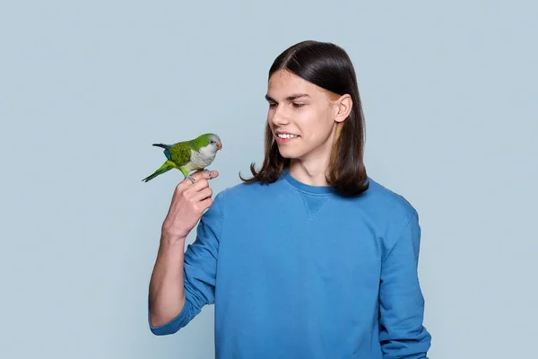 Porträt Eines Lächelnden Jungen Männchens Mit Grünem Papagei Der Hand — Stockfoto