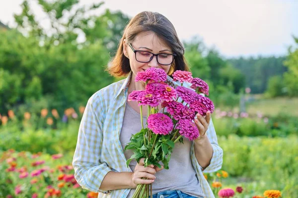 Portrait Middle Aged Woman Bouquet Flowers Outdoor Smiling Happy 40S — Stock Photo, Image