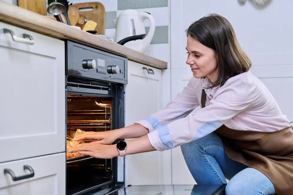 Mujer Joven Cocinando Comida Horno Casa Cocina Hembra Delantal Usando — Foto de Stock