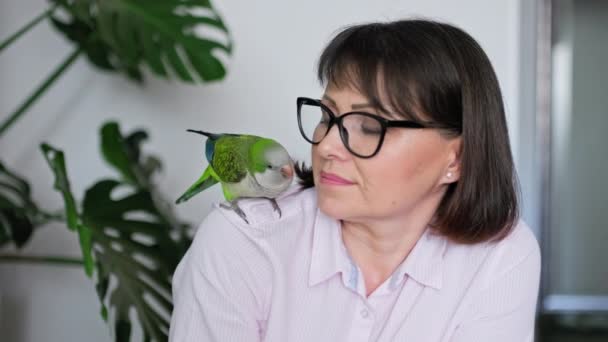 Mulher Meia Idade Casa Com Papagaio Estimação Ombro Dona Falar — Vídeo de Stock