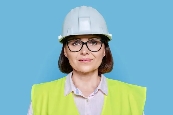 Портрет Женщины Промышленного Работника Защитной Каске Жилете Синем Фоне Строительство — стоковое фото