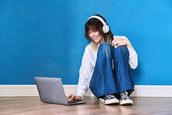 Beautiful Teenage Female Headphones Sitting Floor Laptop Blue Background Hipster — 图库照片