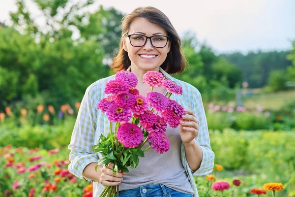 Portrait Middle Aged Woman Bouquet Flowers Outdoor Smiling Happy 40S — стоковое фото