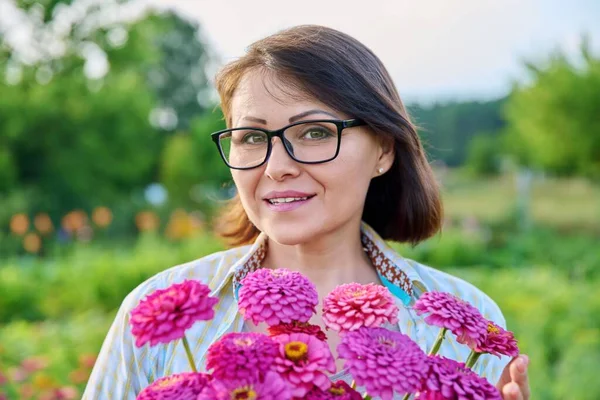 Portrait Middle Aged Woman Bouquet Flowers Outdoor Smiling Happy 40S — Stockfoto