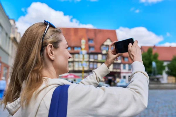 Woman Tourist Taking Photo Old European City Front Historical Building — Stock Photo, Image