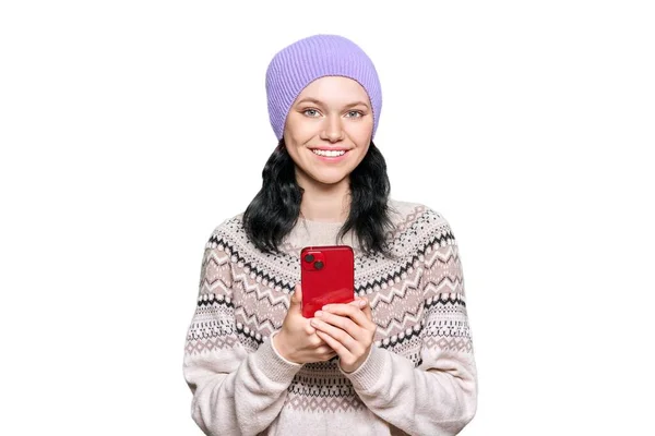 Όμορφη Νεαρή Έφηβη Καπέλο Μάλλινο Πουλόβερ Smartphone Στα Χέρια Της — Φωτογραφία Αρχείου