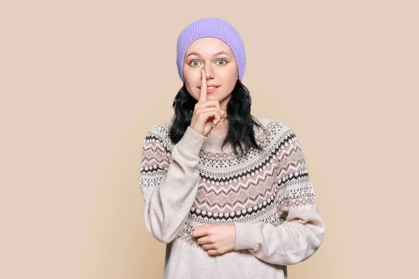 Beautiful Young Female Winter Sweater Hat Showing Finger Gesture Secret — Fotografia de Stock