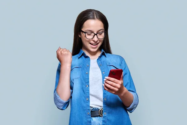 Happy Teenage Girl Smartphone Making Winner Gesture Emotional Female Teenager — Photo