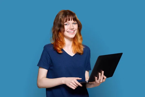 Red Haired Teenage Girl Laptop Blue Background Adorable Smiling Teenage — Stok fotoğraf