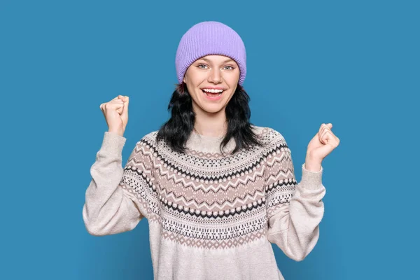 Portrait Happy Young Woman Sweater Knitted Hat Celebrating Winter Holidays — Stock fotografie