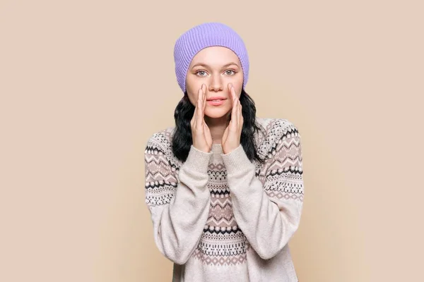 Young Attractive Girl Winter Sweater Hat Telling Secret Rumors Light — Stockfoto