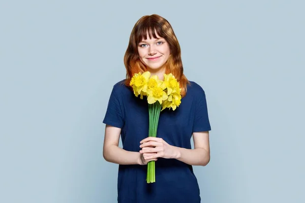 Young Teenage Red Haired Female Bouquet Yellow Flowers Light Gray — 图库照片
