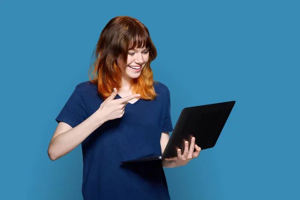 Red Haired Teenage Girl Laptop Blue Background Adorable Smiling Teenage — 스톡 사진