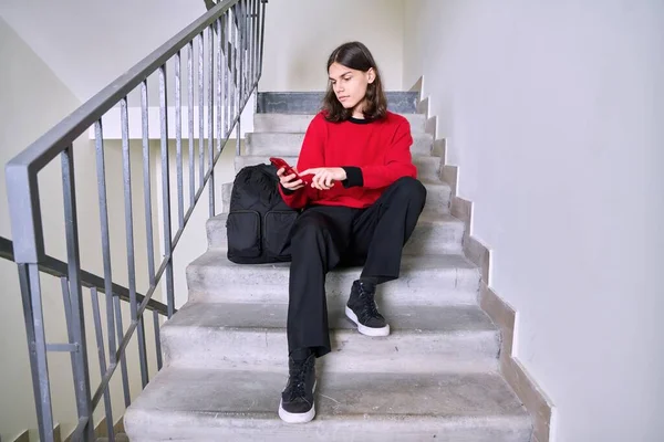 Молодий Чоловік Сидить Сходах Допомогою Смартфона Красивий Підліток Студент Рюкзаком — стокове фото