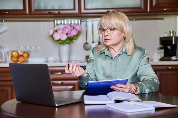 Senior Business Woman Executive Working Remotely Using Laptop Video Call — Stockfoto