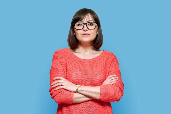 Serious Confident Middle Aged Woman Glasses Blue Color Background Experienced — Stock Photo, Image