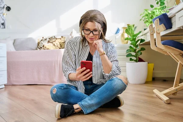 Relaxed Middle Aged Woman Sitting Floor Home Smartphone Mature Female — Stockfoto