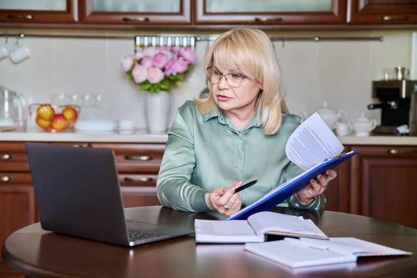 Senior Business Woman Executive Working Remotely Using Laptop Video Call — Stockfoto