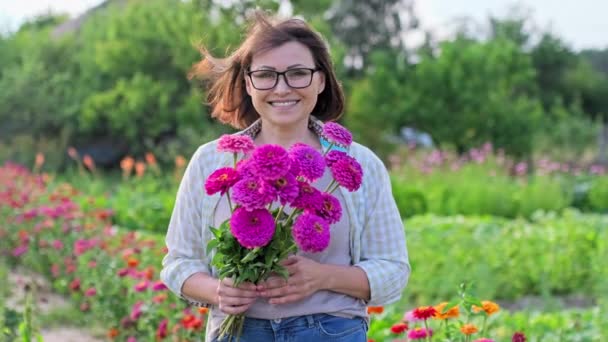 Portrait Middle Aged Woman Bouquet Flowers Outdoor Smiling Happy 40S — Stok video