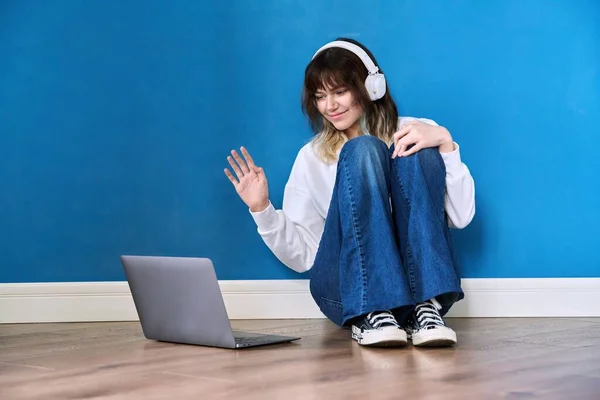 Teenage Female Headphones Sitting Floor Laptop Blue Background Hipster Teenager — Fotografia de Stock