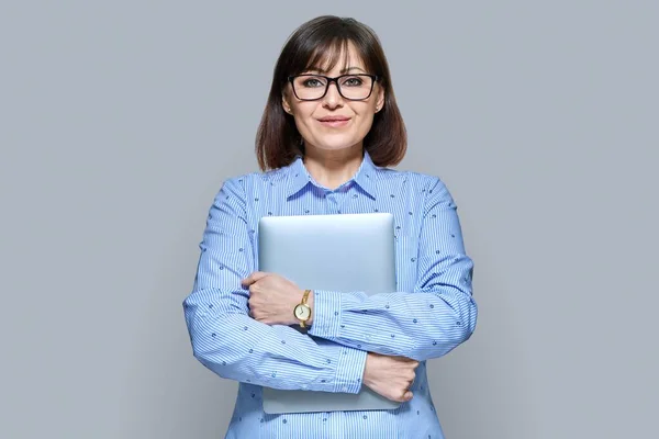 Smiling Mature Business Woman Laptop Gray Color Background Friendly Positive — Stockfoto