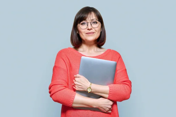 Smiling Mature Woman Laptop Gray Color Background Friendly Positive Middle — Fotografia de Stock