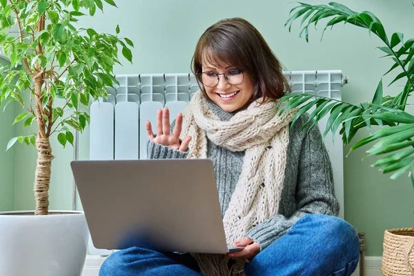 Middle Aged Female Warm Clothes Warming Heating Radiator Using Laptop — ストック写真