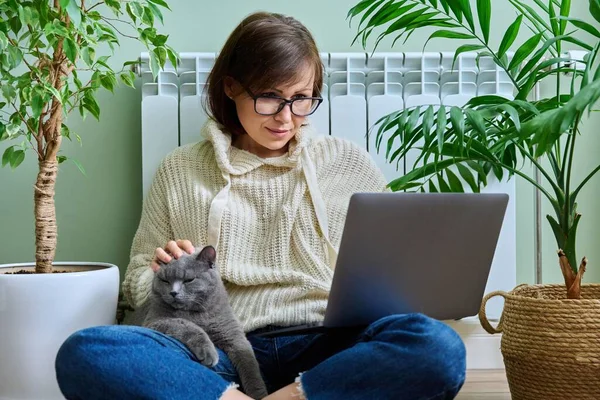 Middle Aged Woman Warm Clothes Cat Using Laptop Female Warming — ストック写真