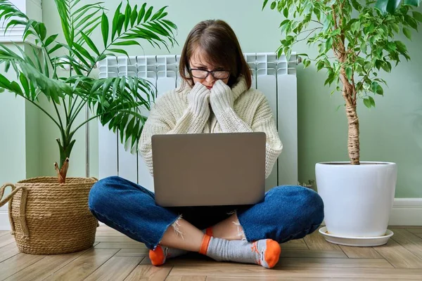 Mature Woman Warm Wool Sweater Scarf Using Laptop Sitting Heating — Foto de Stock