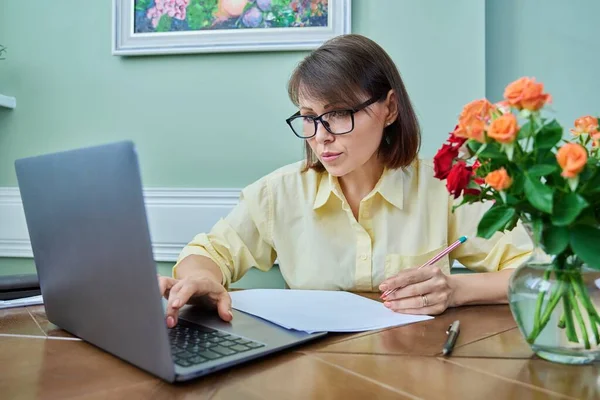 Middle Aged Business Woman Working Home Desk Using Laptop Serious — Fotografia de Stock