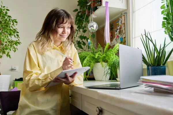 Teenage Female Student Studying Home Using Laptop Smiling Girl Sitting — Photo