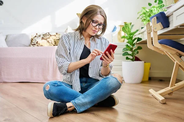 Relaxed Middle Aged Woman Sitting Floor Home Smartphone Mature Female — Stockfoto
