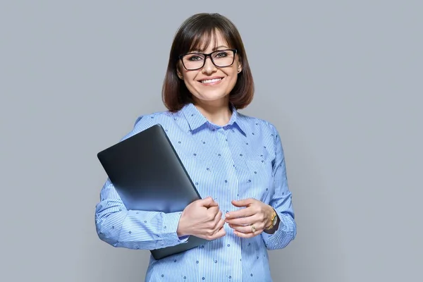 Smiling Mature Business Woman Laptop Gray Color Background Friendly Positive — Foto de Stock