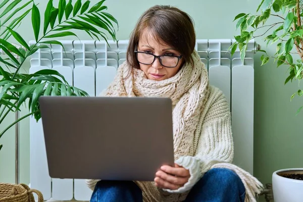 Mature Woman Warm Wool Sweater Scarf Using Laptop Sitting Heating — ストック写真