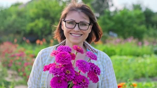 Portrait Middle Aged Woman Bouquet Flowers Outdoor Smiling Happy 40S — Video