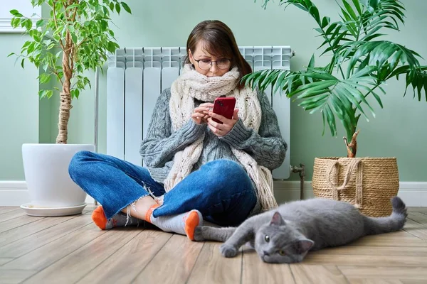 Middle Aged Woman Resting Home Warm Clothes Using Smartphone Warming — ストック写真