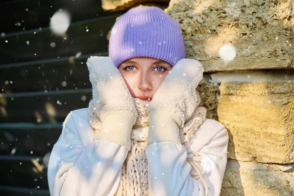 Retrato Una Joven Mujer Hermosa Mirando Cámara Con Copos Nieve —  Fotos de Stock