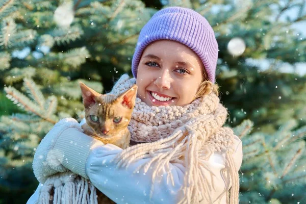 Joven Hembra Feliz Tiempo Nevado Gato Brazos Mirando Cámara Aire —  Fotos de Stock