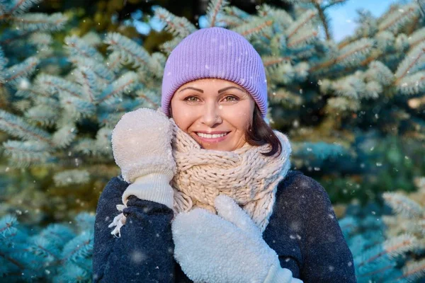 Mujer Mediana Edad Feliz Mirando Cámara Aire Libre Clima Nevado —  Fotos de Stock
