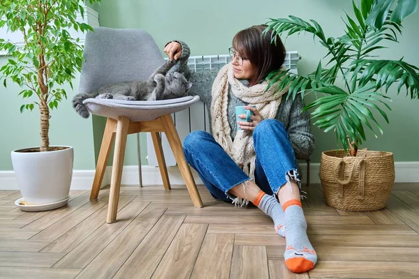 Cold Winter Season Woman Cat Heating Radiator Middle Aged Female — Stockfoto