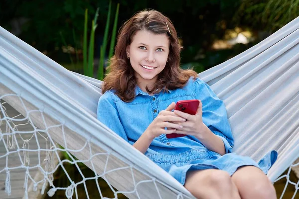 Retrato Aire Libre Una Adolescente Años Sentada Hamaca Con Smartphone — Foto de Stock