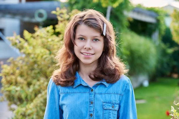 Portrait Teenage Girl Years Old Outdoor Smiling Girl Looking Camera — Stock Photo, Image