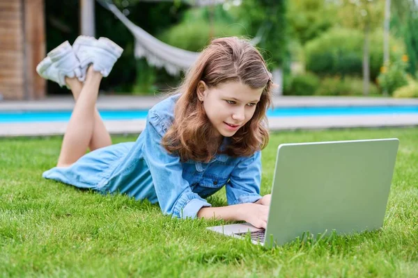 Ragazza Preadolescente Sdraiata Sul Prato Erboso Cortile Utilizzando Computer Portatile — Foto Stock