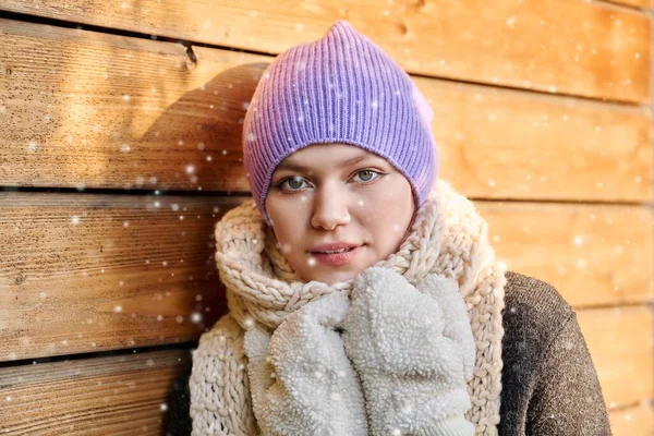Retrato Una Joven Mujer Hermosa Mirando Cámara Con Copos Nieve —  Fotos de Stock