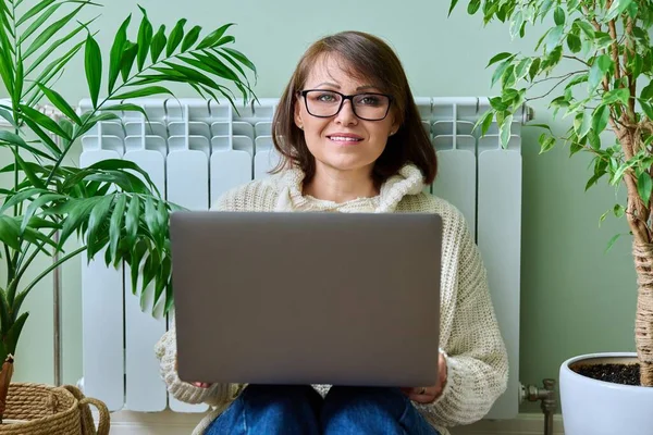 Mature Woman Warm Wool Sweater Scarf Using Laptop Sitting Heating — ストック写真