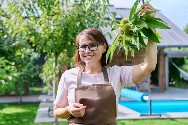 Portret Van Volwassen Vrouw Schort Achtertuin Glimlachend Kijkend Naar Camera — Stockfoto